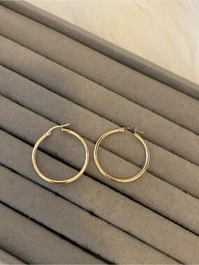 PRACTICALLY NEW: 30mm Hoop Earrings in 10kt Yellow Gold
